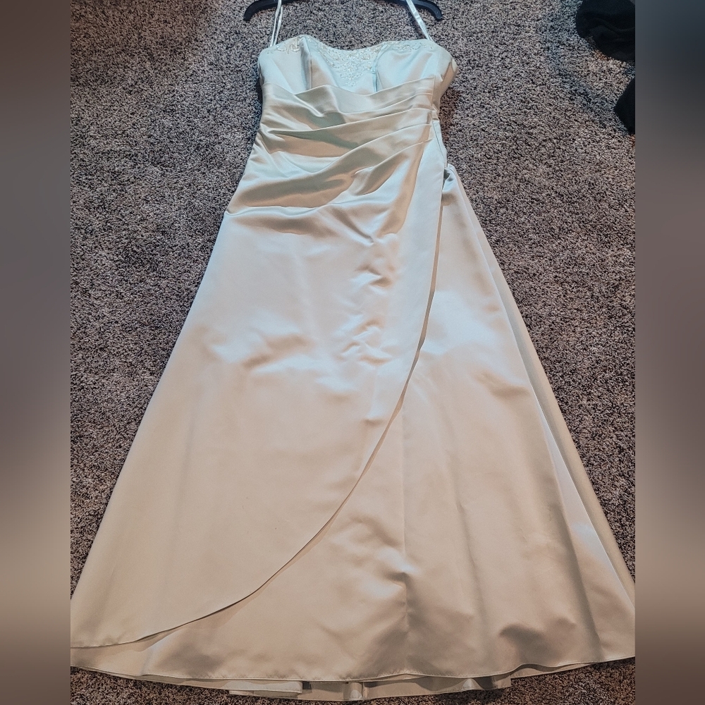 Elegant Light Green Evening Gown Size 10